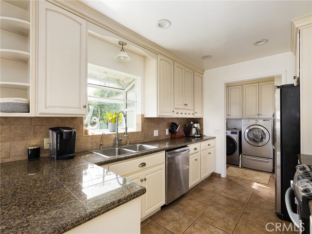 Detail Gallery Image 10 of 35 For 12509 Manor Dr, Hawthorne,  CA 90250 - 3 Beds | 2 Baths