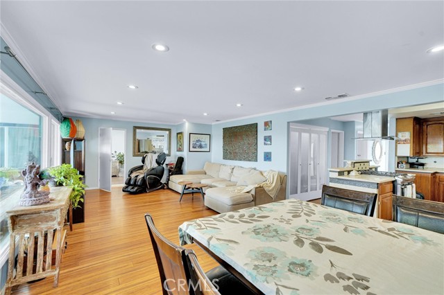2025 Navy Street, Santa Monica CA: https://media.crmls.org/medias/0cd7dc88-7624-41ad-869d-a5465415a037.jpg