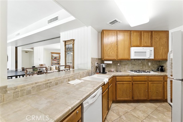 18221 Andrea N Circle, Northridge CA: https://media.crmls.org/medias/0cd82a3e-3716-4b05-83ee-16bd603f9058.jpg