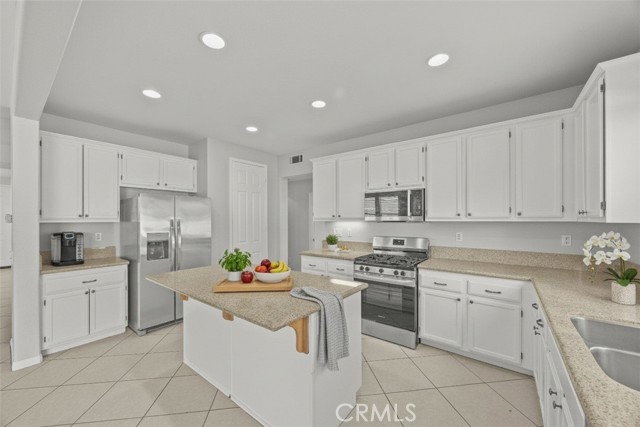 Detail Gallery Image 5 of 21 For 3952 Obsidian Rd., San Bernardino,  CA 92407 - 4 Beds | 3 Baths