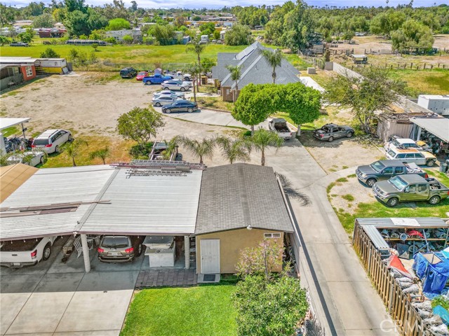 9414 Linden Avenue, Bloomington CA: https://media.crmls.org/medias/0cdb0150-1901-48b8-8c19-3af735434f97.jpg