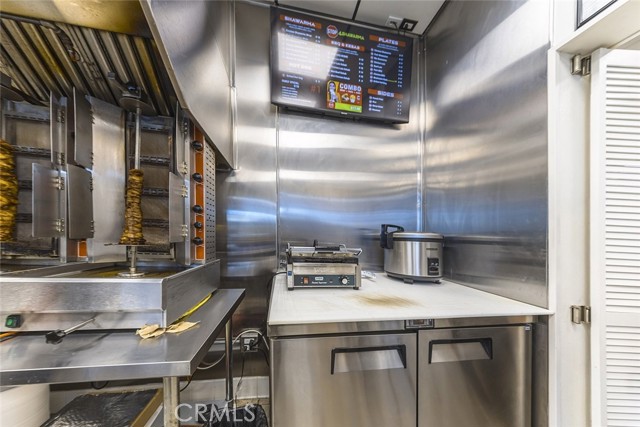 341 N Victory Boulevard, Burbank CA: https://media.crmls.org/medias/0cdc36ec-3278-43a7-b9d6-a6689dd10403.jpg