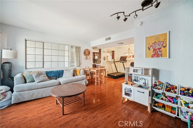 Detail Gallery Image 3 of 36 For 20155 Keswick St #112,  Winnetka,  CA 91306 - 2 Beds | 2/1 Baths