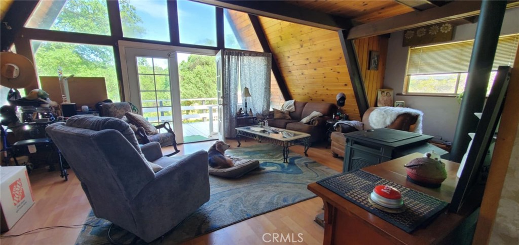 https://media.crmls.org/medias/0ce12ca2-8943-40b1-8f9e-f45677eecf35.jpg?preset=X-Large
