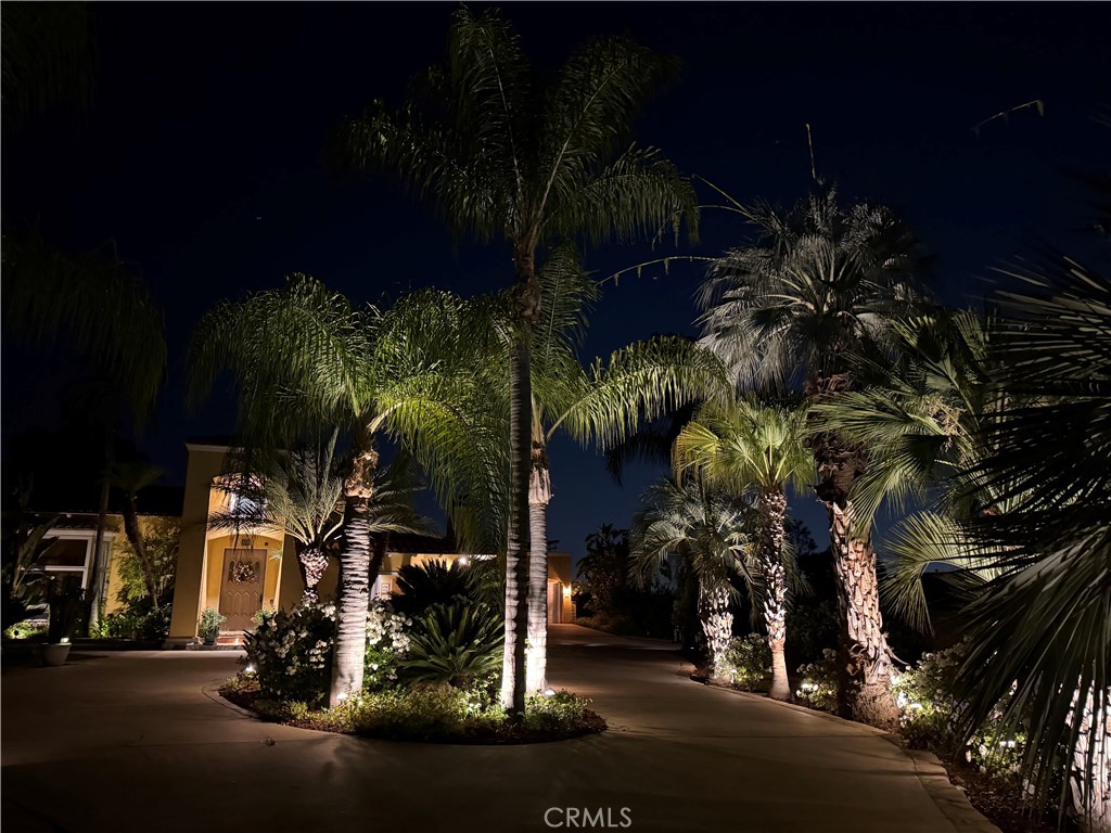 https://media.crmls.org/medias/0ce6bdd6-2209-4647-a957-6259f8dad54e.jpg?preset=X-Large