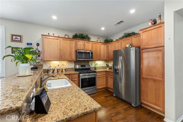 16767 Desert Lily Street, Victorville CA: https://media.crmls.org/medias/0ce7c7fe-a3c2-4827-886f-6007597f2c9d.jpg