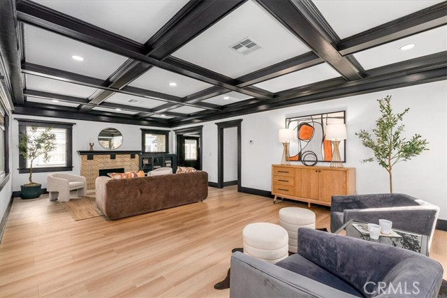 Detail Gallery Image 5 of 39 For 2274 W 21st St, Los Angeles,  CA 90018 - 4 Beds | 3 Baths