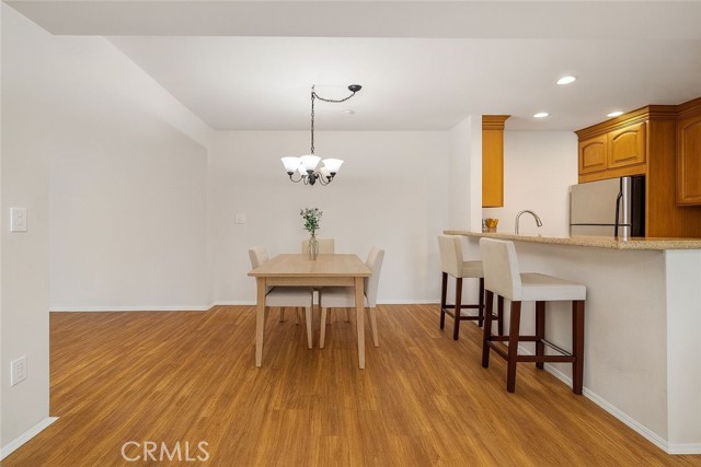Detail Gallery Image 8 of 25 For 5257 Radford Ave #212,  Valley Village,  CA 91607 - 2 Beds | 2 Baths