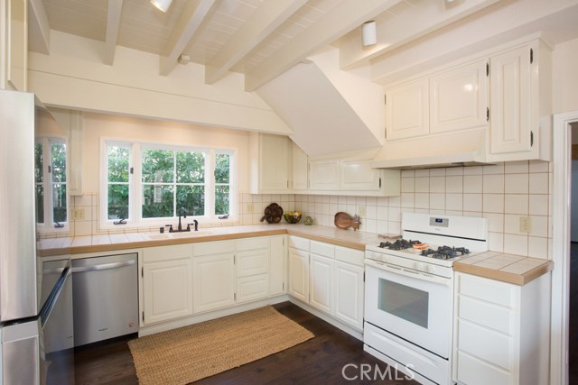 Detail Gallery Image 8 of 17 For 61 Beacon Bay, Newport Beach,  CA 92660 - 4 Beds | 2 Baths