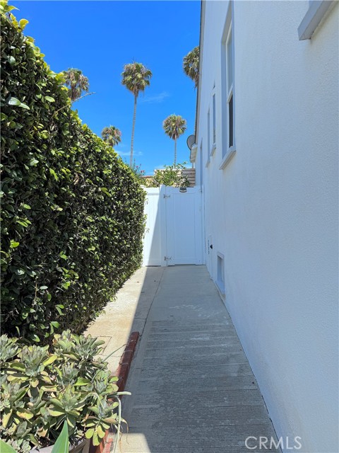 726 1/2 Esplanade, Redondo Beach CA: https://media.crmls.org/medias/0cec626e-ea06-4ad0-a96f-a6753018cb57.jpg