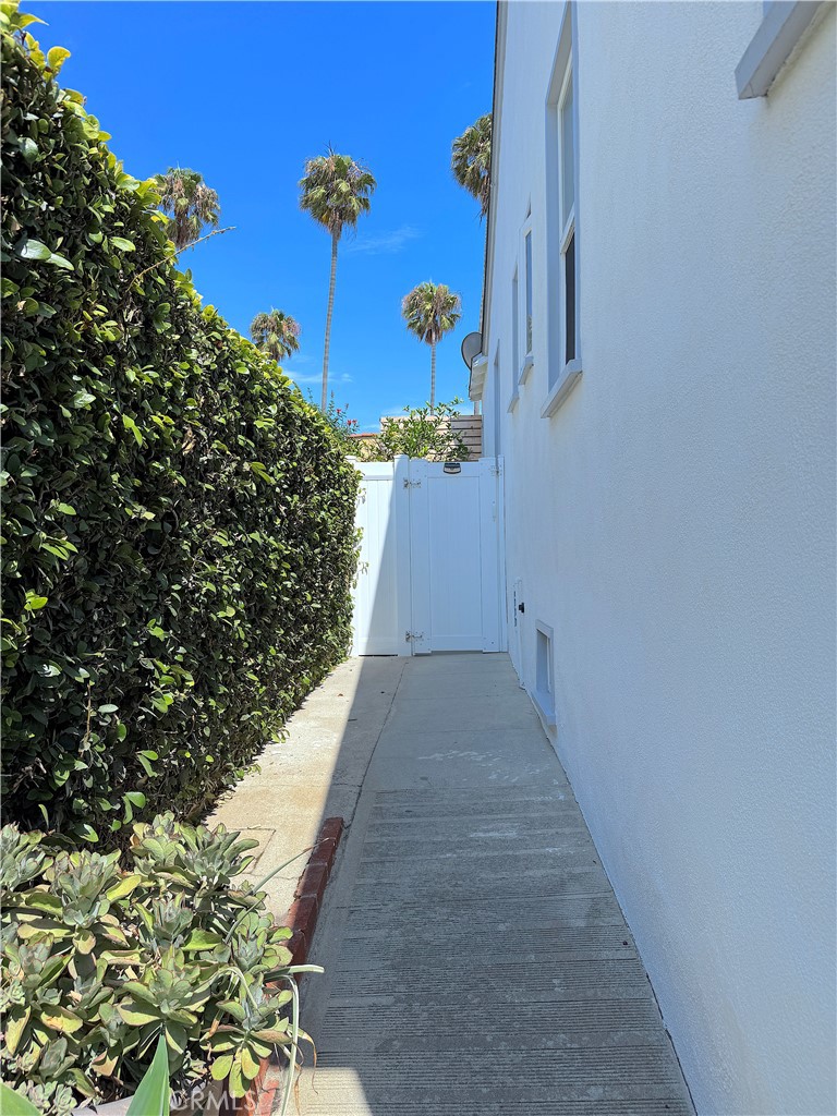 https://media.crmls.org/medias/0cec626e-ea06-4ad0-a96f-a6753018cb57.jpg?preset=X-Large