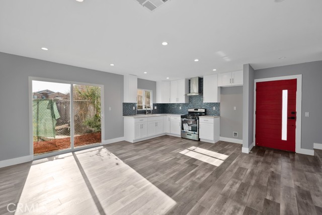 7719 Nestle Avenue, Reseda CA: https://media.crmls.org/medias/0ceea3d8-e45c-4883-a31f-c0d761e5615d.jpg