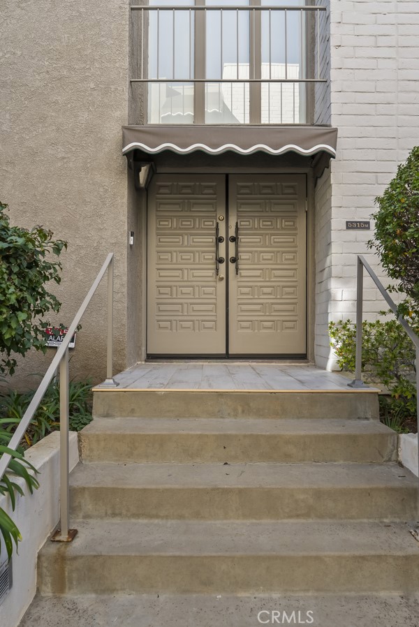 Detail Gallery Image 2 of 21 For 5315 White Oak #M,  Encino,  CA 91316 - 3 Beds | 3 Baths