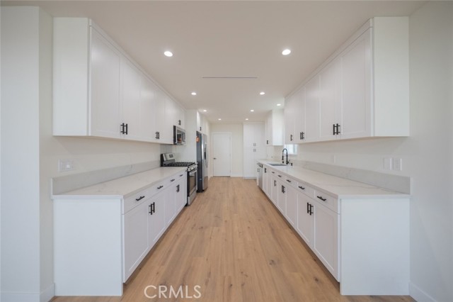 Detail Gallery Image 4 of 12 For 14727 Leadwell, Van Nuys,  CA 91405 - 3 Beds | 2/1 Baths