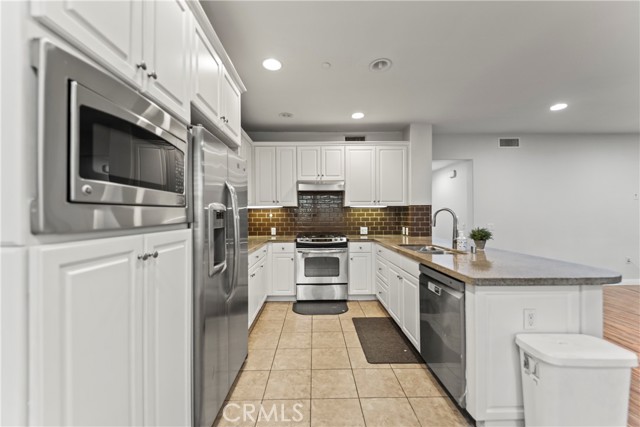 76 City Stroll, Irvine CA: https://media.crmls.org/medias/0cf2e256-b28d-4f86-9dba-abd8c3a9c474.jpg