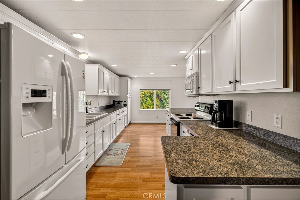 https://media.crmls.org/medias/0cf40723-4c58-4cb2-ab61-13c92af33900.jpg?preset=X-Large