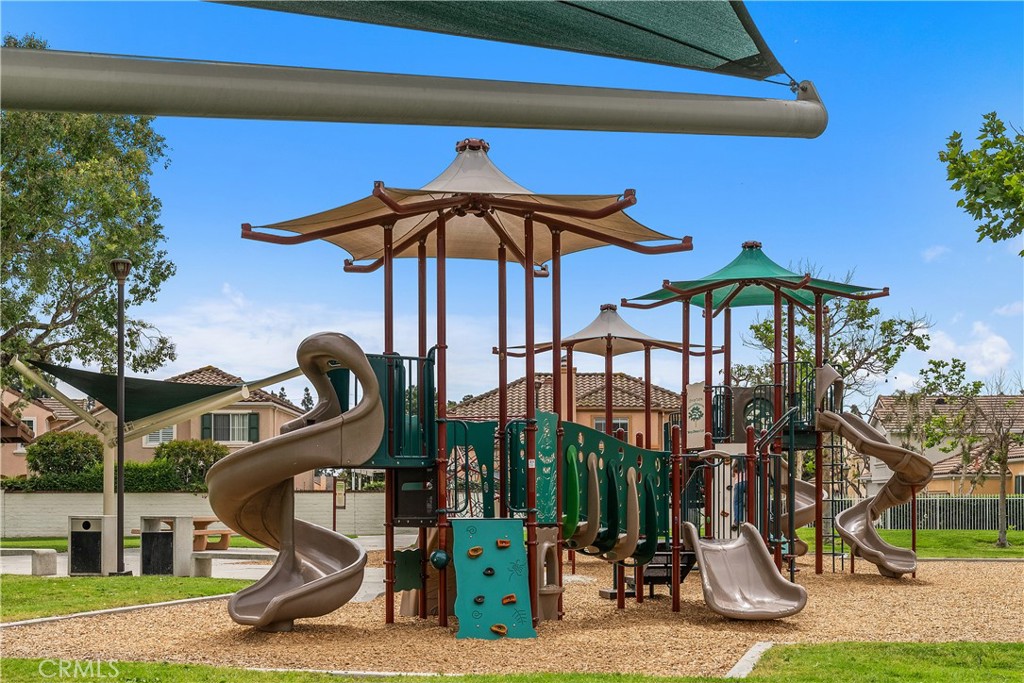 https://media.crmls.org/medias/0cf5182a-03e6-42d8-9745-0f4bfa4c079b.jpg?preset=X-Large