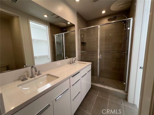 Detail Gallery Image 8 of 10 For 601 S Lyon St, Santa Ana,  CA 92705 - 2 Beds | 3 Baths