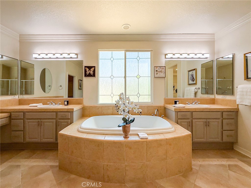 https://media.crmls.org/medias/0d029e25-c578-4868-b81e-c7aab8ebb579.jpg?preset=X-Large