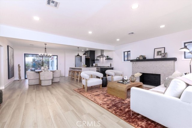 312 N Bronson Avenue, Los Angeles CA: https://media.crmls.org/medias/0d0611f2-6b30-420d-addd-f57a9eff671e.jpg