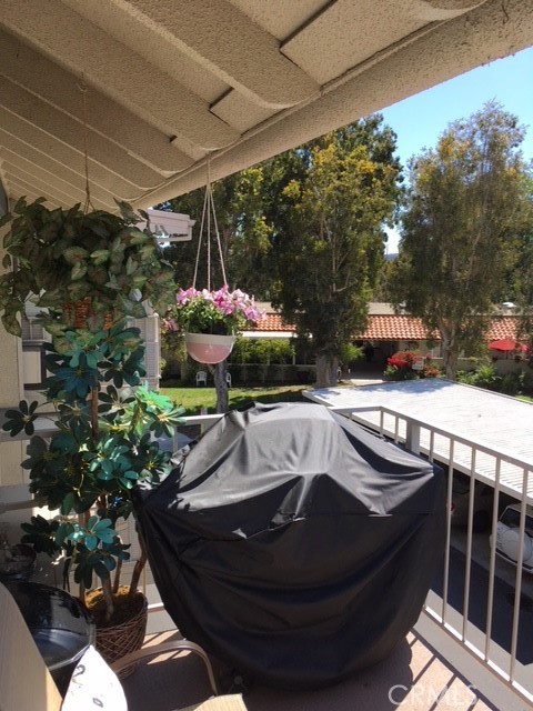 Detail Gallery Image 2 of 12 For 897 Ronda Sevilla #O,  Laguna Woods,  CA 92637 - 2 Beds | 2 Baths