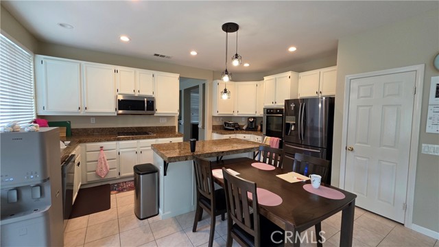 Detail Gallery Image 5 of 19 For 23920 Silverleaf, Murrieta,  CA 92562 - 5 Beds | 3 Baths