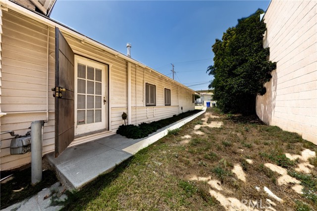 124 S Olive Avenue, Rialto CA: https://media.crmls.org/medias/0d09b32e-777d-4ad0-9005-a9203e2bed5e.jpg