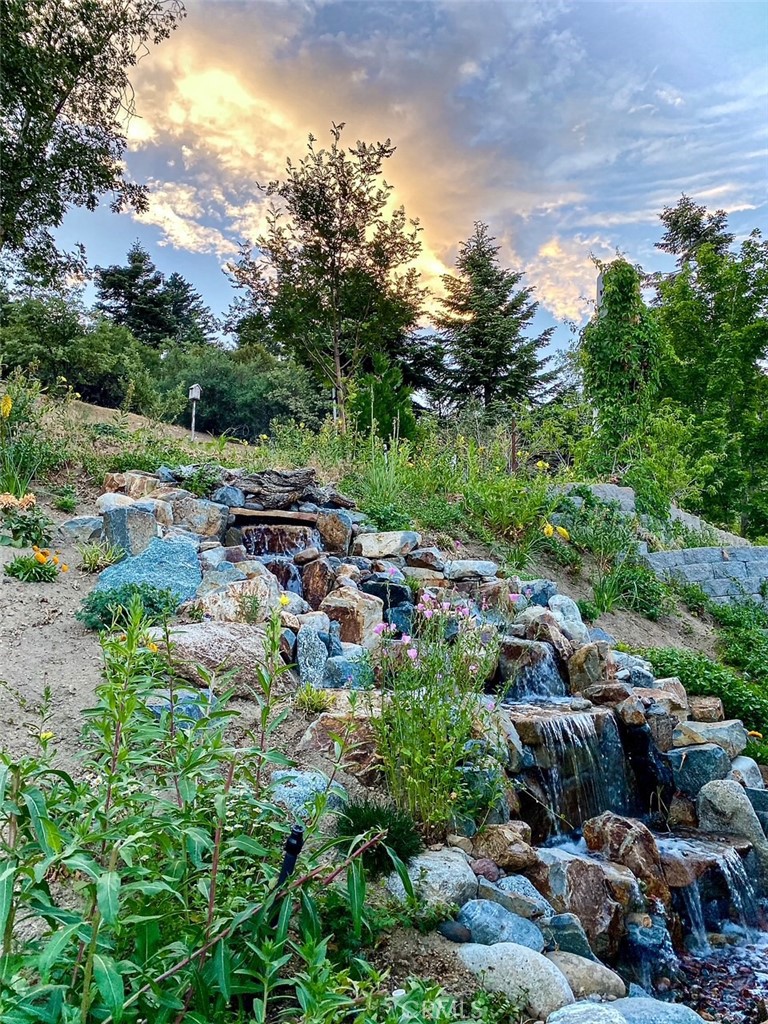 https://media.crmls.org/medias/0d09baf9-8c0b-4211-b0bd-8dce03a165a0.jpg?preset=X-Large
