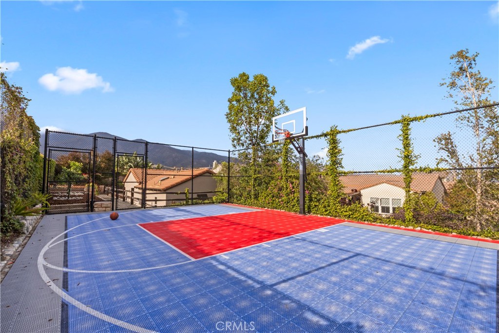 https://media.crmls.org/medias/0d09bd9d-748d-4647-8eb6-8b68cd8633f8.jpg?preset=X-Large