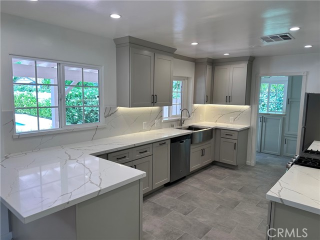 Detail Gallery Image 12 of 47 For 5369 Topeka Dr, Tarzana,  CA 91356 - 3 Beds | 2/1 Baths