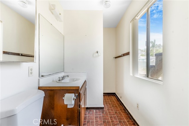 1300 Oak Avenue, Carlsbad CA: https://media.crmls.org/medias/0d111cad-fcef-42f0-a210-50c14fa87fdc.jpg