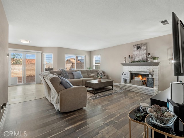 Detail Gallery Image 17 of 42 For 38948 Glenwood, Palmdale,  CA 93551 - 4 Beds | 3 Baths