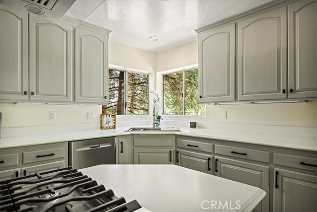 28670 Shenandoah Drive, Lake Arrowhead, CA 92352