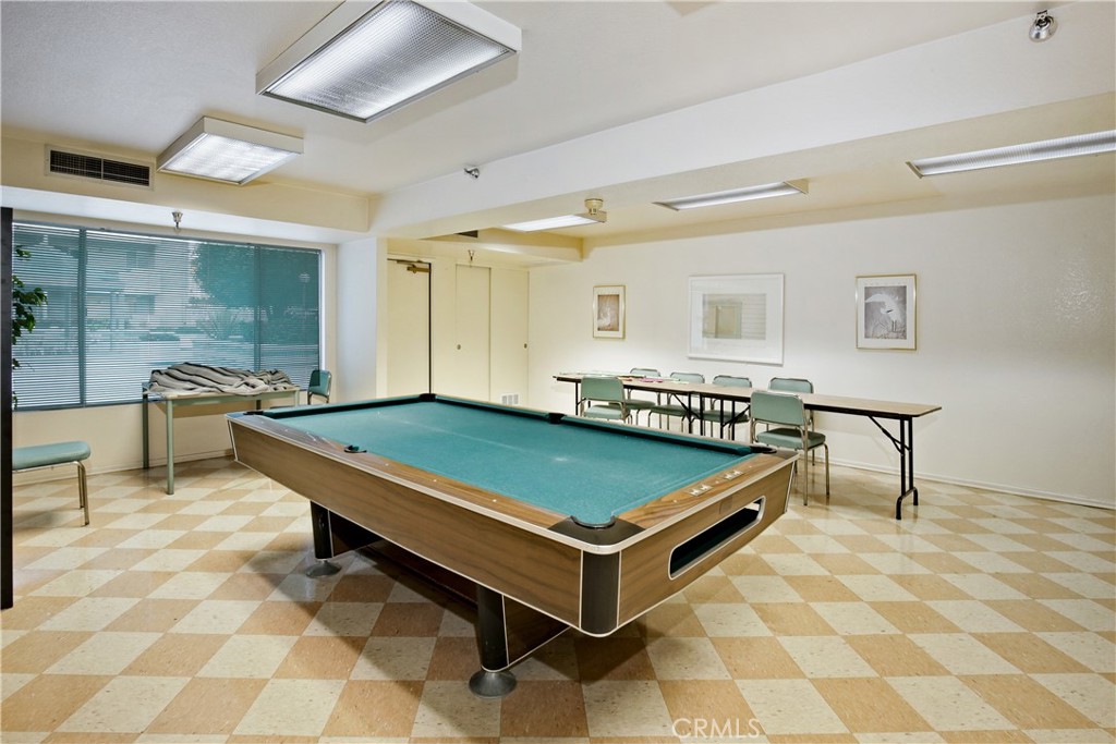 https://media.crmls.org/medias/0d18265d-7278-4233-91e7-293569916c1a.jpg?preset=X-Large