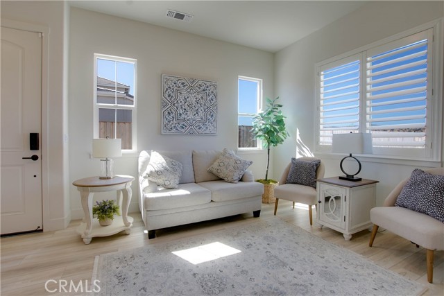 208 Luna Way, Hollister CA: https://media.crmls.org/medias/0d191a6d-4836-4d19-9a67-371bb3bc8621.jpg