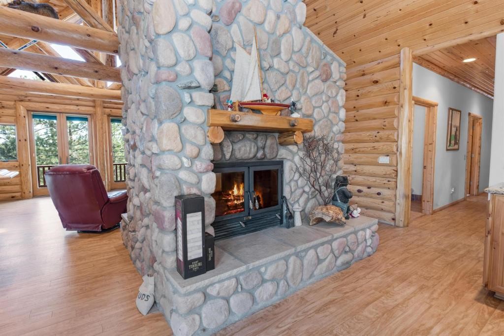 Detail Gallery Image 62 of 73 For 826 Boulder Rd, Big Bear Lake,  CA 92315 - 2 Beds | 2/1 Baths