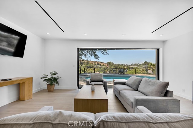17072 Oak View Drive, Encino CA: https://media.crmls.org/medias/0d1a0978-3deb-4c0e-8656-e772440ad3ac.jpg