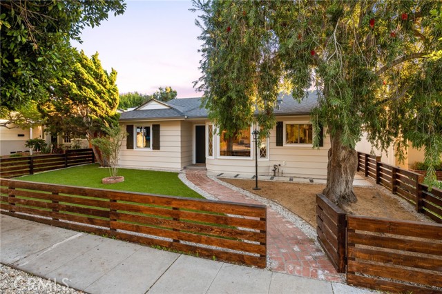 7424 W 85th Street, Los Angeles CA: https://media.crmls.org/medias/0d1b2b56-fc64-49a9-82c2-5afaf7564018.jpg