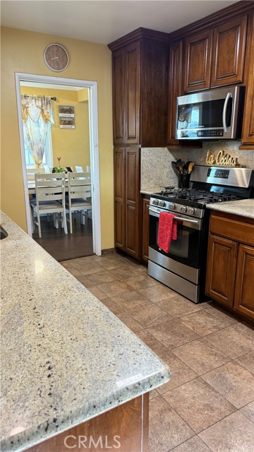 6100 Mckinley Avenue, South Gate CA: https://media.crmls.org/medias/0d1db7e2-e6fc-4518-94b9-38a27aae729a.jpg