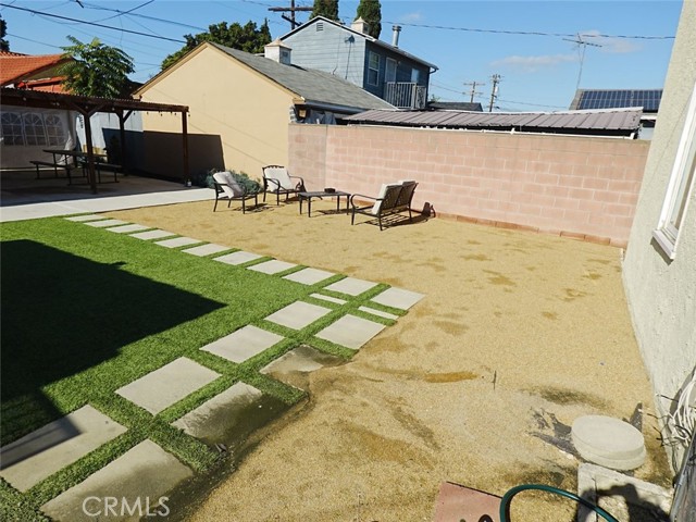 Detail Gallery Image 4 of 9 For 211 S Poinsettia Ave, Compton,  CA 90221 - 3 Beds | 1 Baths