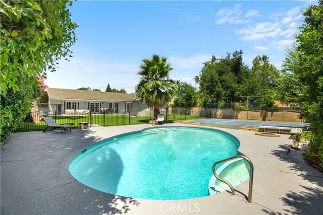 5274 Crebs Avenue, Tarzana CA: https://media.crmls.org/medias/0d21d5bd-0516-4399-9e02-161f0652c3ba.jpg