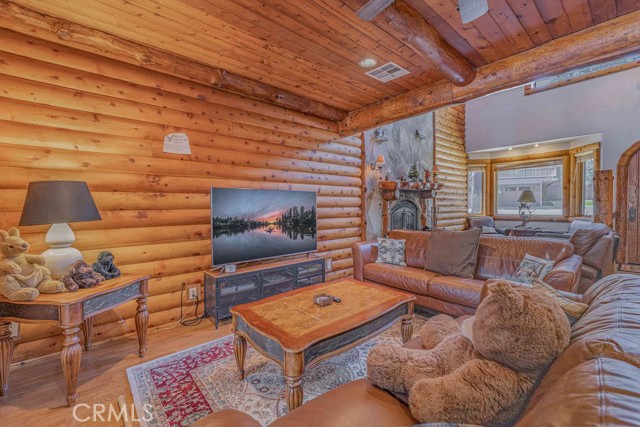 Detail Gallery Image 15 of 70 For 40202 Lakeview Dr, Big Bear Lake,  CA 92315 - 5 Beds | 3/1 Baths