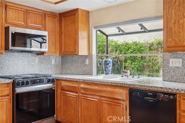 Detail Gallery Image 14 of 40 For 15621 Saul Ct, Canyon Country,  CA 91387 - 4 Beds | 3 Baths
