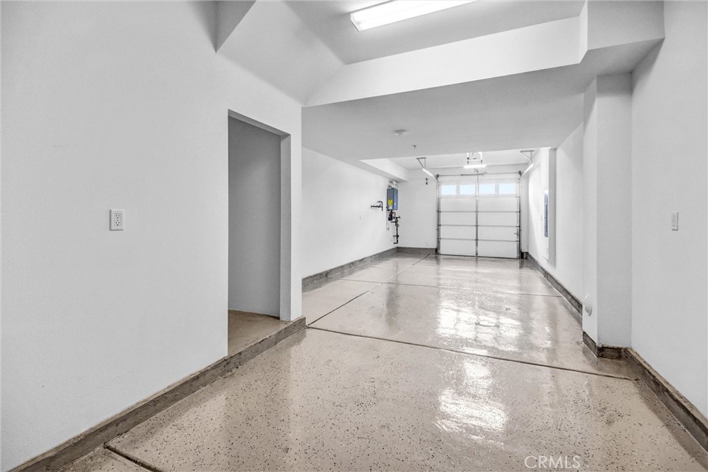 https://media.crmls.org/medias/0d2c5825-ce2d-45b9-a290-528e688c9959.jpg?preset=X-Large