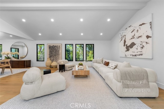 5019 Donna Avenue, Tarzana CA: https://media.crmls.org/medias/0d2d42c0-90d0-4aa4-8f81-275c87894e96.jpg