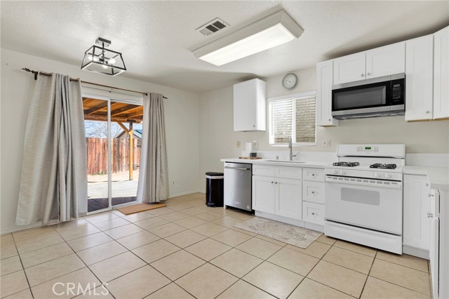 Detail Gallery Image 8 of 23 For 10402 Cimmeron Trail Dr, Adelanto,  CA 92301 - 3 Beds | 2 Baths