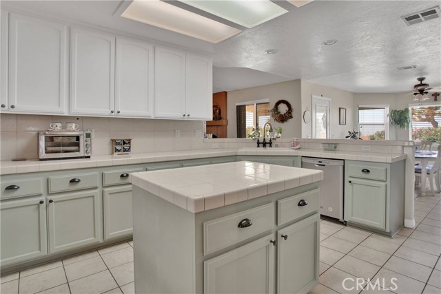 7330 Smoke Tree Road, Phelan CA: https://media.crmls.org/medias/0d2f6d9d-7fe8-4eeb-a9a5-846352bbd581.jpg