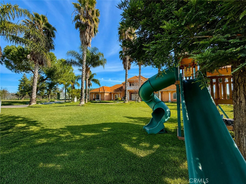 https://media.crmls.org/medias/0d30966d-c608-46da-8b57-a3c94a85e58b.jpg?preset=X-Large