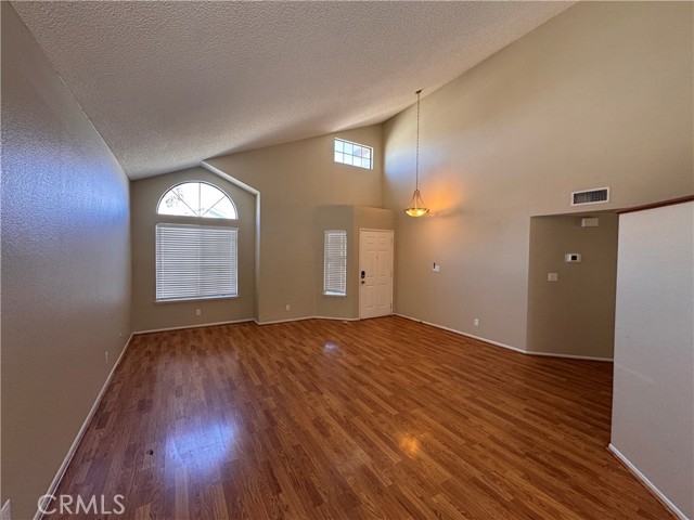 Detail Gallery Image 4 of 44 For 4546 Grandview Dr, Palmdale,  CA 93551 - 3 Beds | 3 Baths