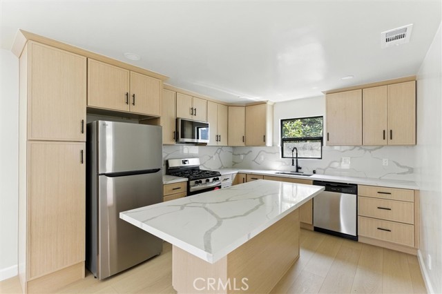 1170 Wilton, Hollywood CA: https://media.crmls.org/medias/0d33f713-cc70-4f6b-b349-893b554bf9a9.jpg